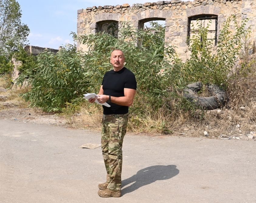 Präsident Ilham Aliyev betrachtet die von Armeniern verübten Zerstörungen in der Hauptstraße von Latschin (FOTO) - Gallery Image