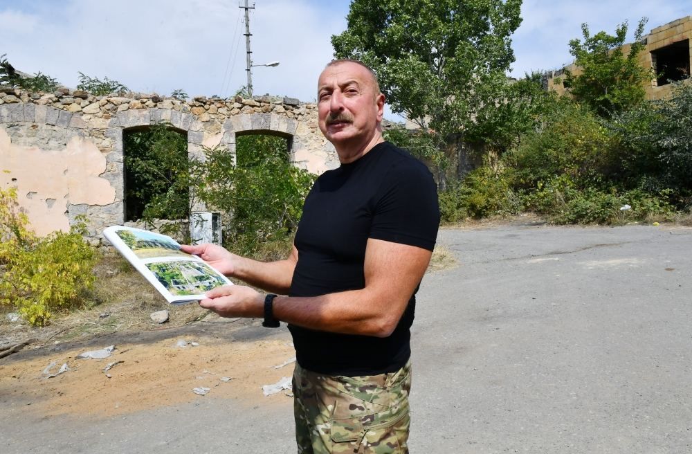 Präsident Ilham Aliyev betrachtet die von Armeniern verübten Zerstörungen in der Hauptstraße von Latschin (FOTO) - Gallery Image