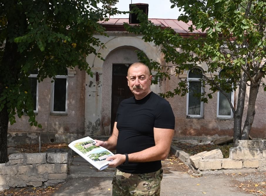 Präsident Ilham Aliyev betrachtet die von Armeniern verübten Zerstörungen in der Hauptstraße von Latschin (FOTO) - Gallery Image