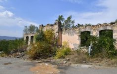 Präsident Ilham Aliyev betrachtet die von Armeniern verübten Zerstörungen in der Hauptstraße von Latschin (FOTO) - Gallery Thumbnail