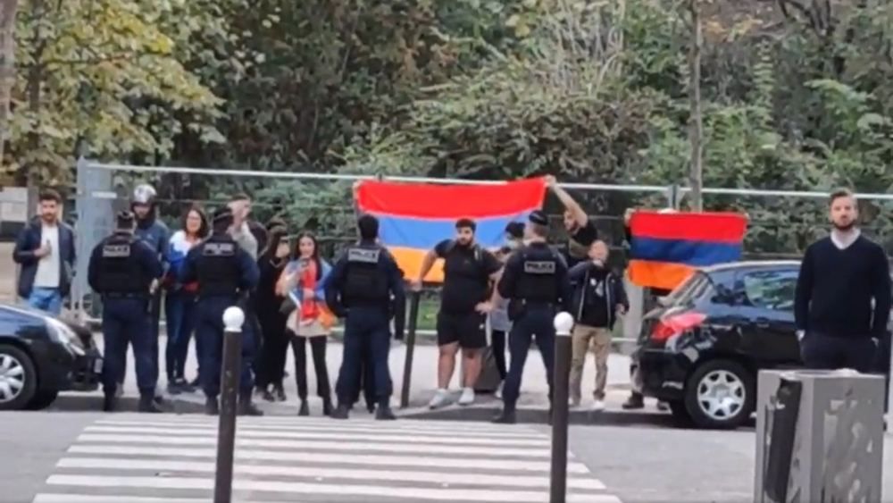 Radikale armenische Gruppe versucht, aserbaidschanisches Kulturzentrum in Frankreich anzugreifen (VIDEO)