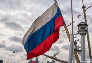 Eine Frau hinterlässt zwei Koffer vor der russischen Botschaft in den USA