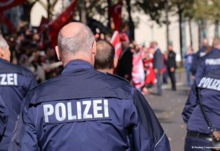 Mehrere tausend Menschen protestierten in Ostdeutschland gegen die Politik der Regierung