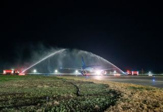 Erster AZAL-Flug landet in Samarkand (FOTO)