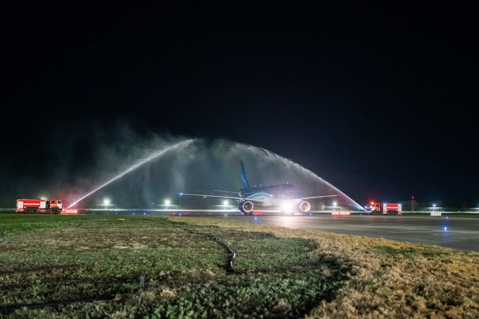 Erster AZAL-Flug landet in Samarkand (FOTO)