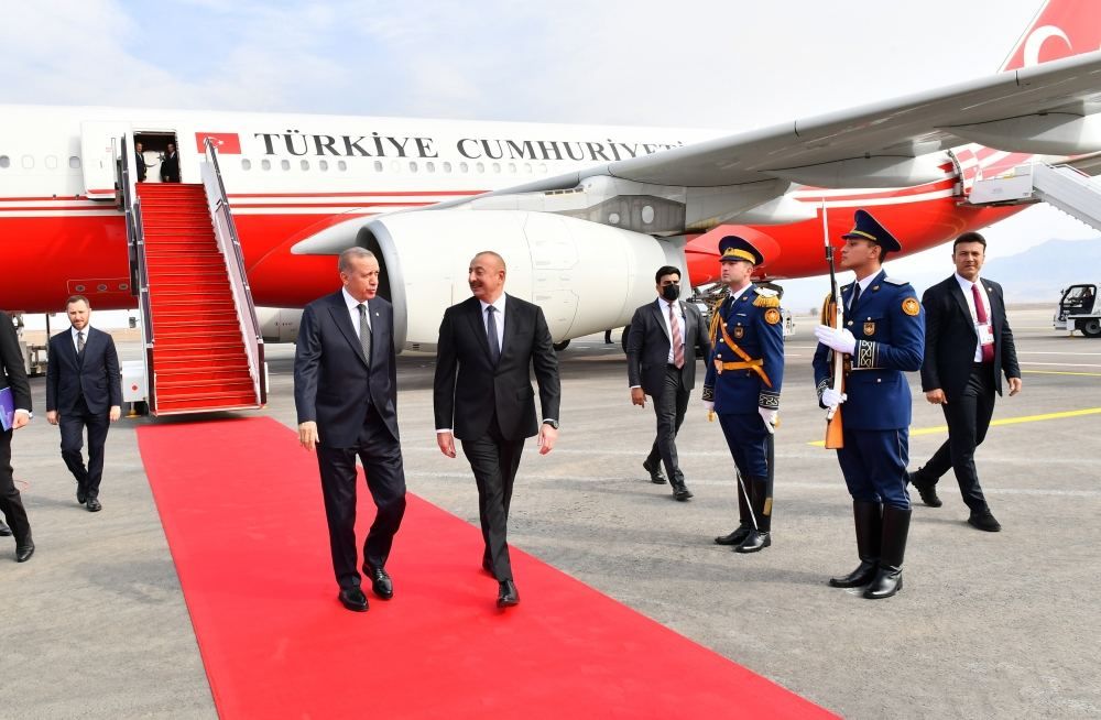 Türkischer Präsident Recep Tayyip Erdogan traf zu einem offiziellen Besuch in Aserbaidschan ein - Erstes offizielles Treffen am internationalen Flughafen Zangilan (FOTO/VIDEO) - Gallery Image