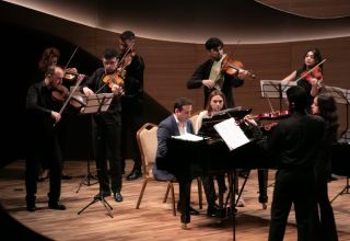 Wenn die Musik des großen Bach im abendlichen Baku gespielt wird (VIDEO, FOTO)