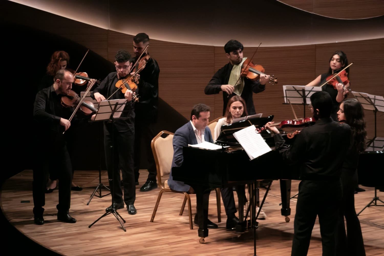 Wenn die Musik des großen Bach im abendlichen Baku gespielt wird (VIDEO, FOTO)