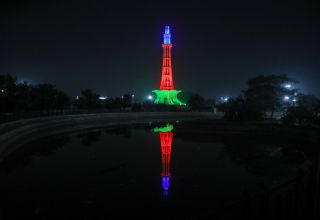 "Minar-e-Pakistan in den Farben der aserbaidschanischen Flagge gestrichen (FOTO)