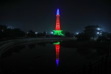 "Minar-e-Pakistan in den Farben der aserbaidschanischen Flagge gestrichen (FOTO) - Gallery Thumbnail