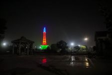 "Minar-e-Pakistan in den Farben der aserbaidschanischen Flagge gestrichen (FOTO) - Gallery Thumbnail