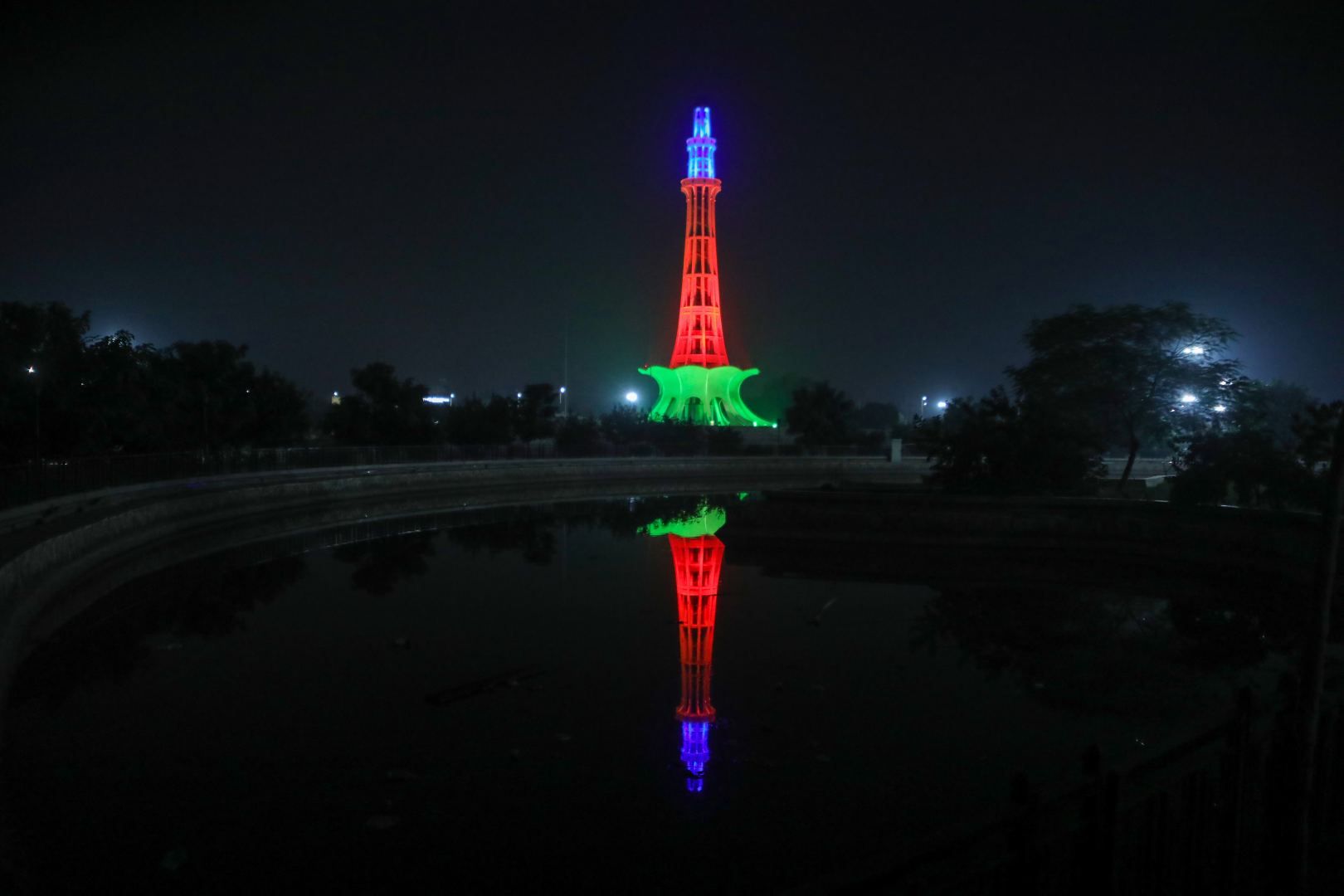 "Minar-e-Pakistan in den Farben der aserbaidschanischen Flagge gestrichen (FOTO)