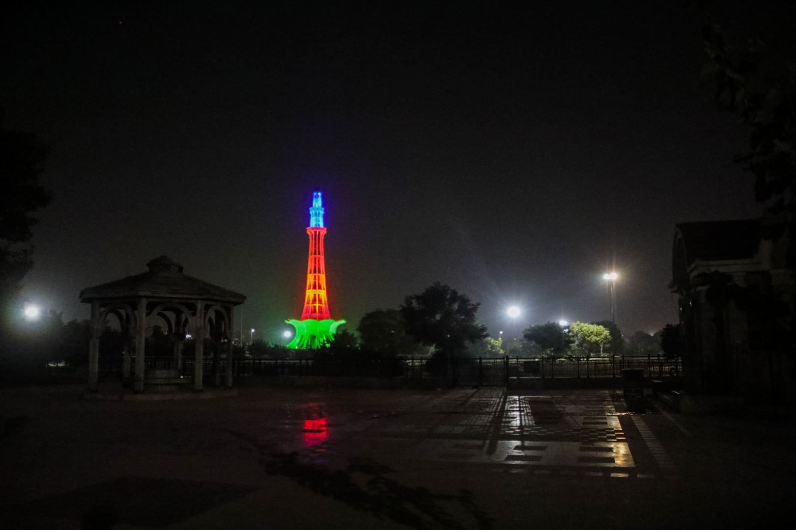 "Minar-e-Pakistan in den Farben der aserbaidschanischen Flagge gestrichen (FOTO) - Gallery Image