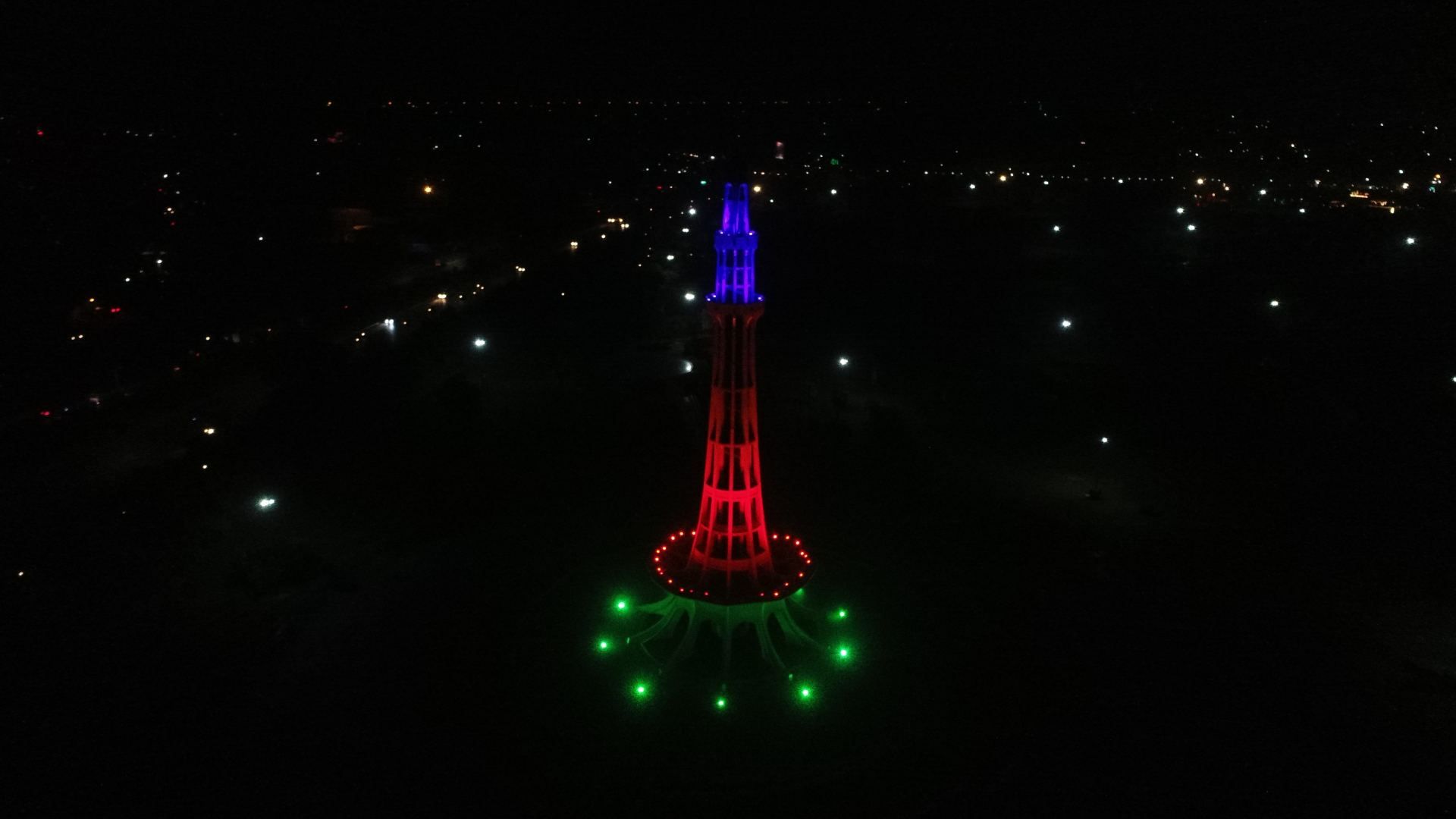 "Minar-e-Pakistan in den Farben der aserbaidschanischen Flagge gestrichen (FOTO) - Gallery Image