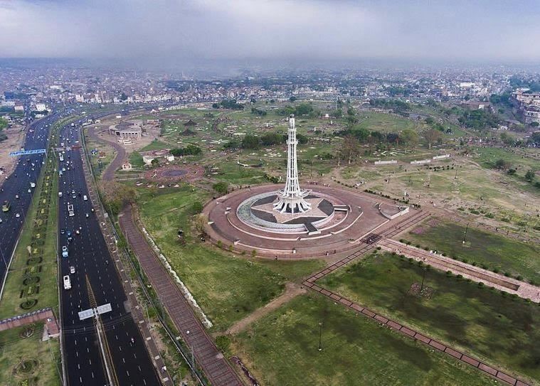 "Minar-e-Pakistan in den Farben der aserbaidschanischen Flagge gestrichen (FOTO) - Gallery Image