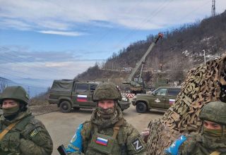 Ein Schützenpanzer russischer Friedenstruppen stürzte in der Karabach-Region Aserbaidschans in eine Schlucht, es gab Tote und Verletzte