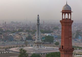 Die Zahl der Todesopfer des Bombenanschlags auf eine pakistanische Moschee steigt auf 90