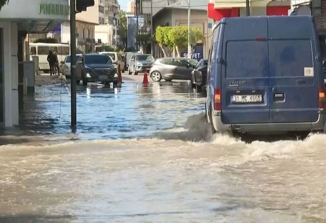 Erdbeben in der Türkei.  In Hatay läuft das Meer über und überflutet Straßen