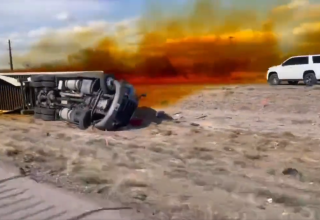 In den USA ist ein mit Salpetersäure beladener Lastwagen umgekippt