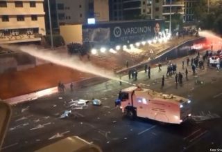 Polizei setzt Wasserwerfer ein, um eine Kundgebung in Tel Aviv aufzulösen