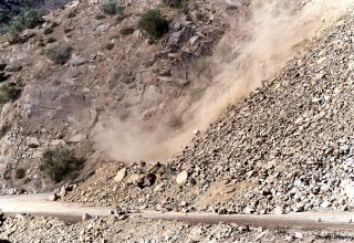 Rettungskräfte evakuieren rund 70 Menschen nach einem Erdrutsch im georgischen Hochland