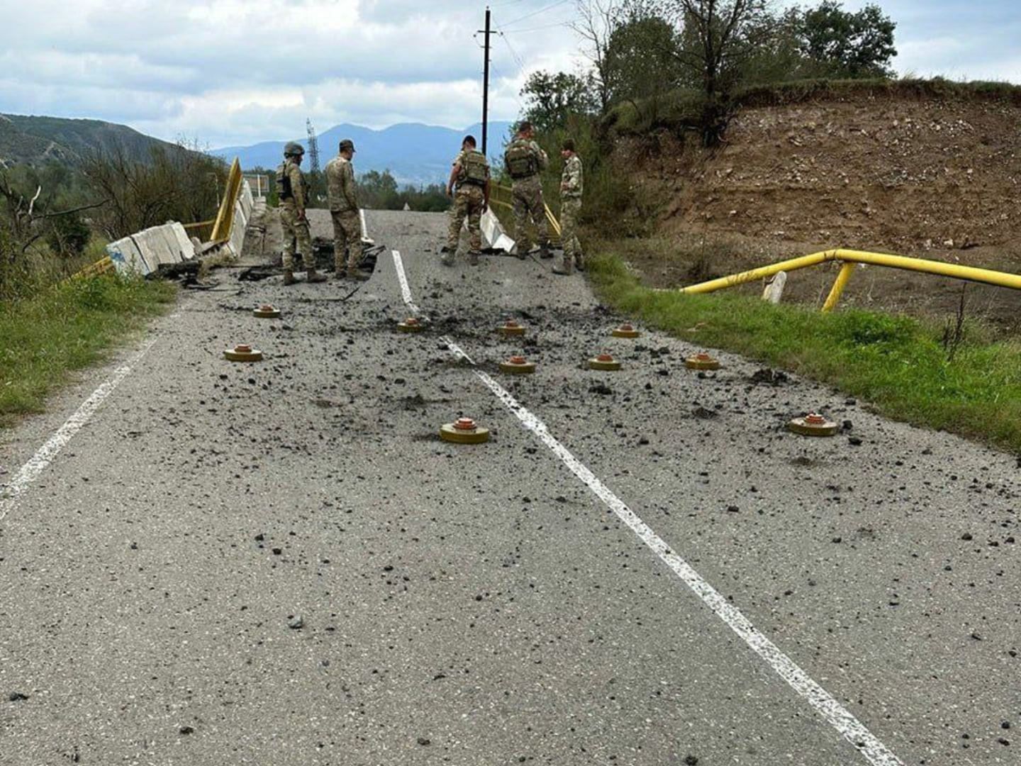 Armenische Separatisten verminten die Straße, bevor sie aus Agdere flohen