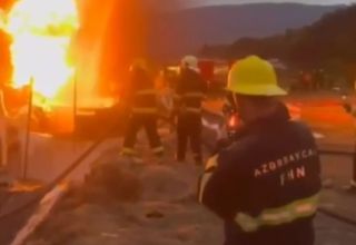 Aserbaidschanische Feuerwehrleute haben in Khankendi einen Brand gelöscht