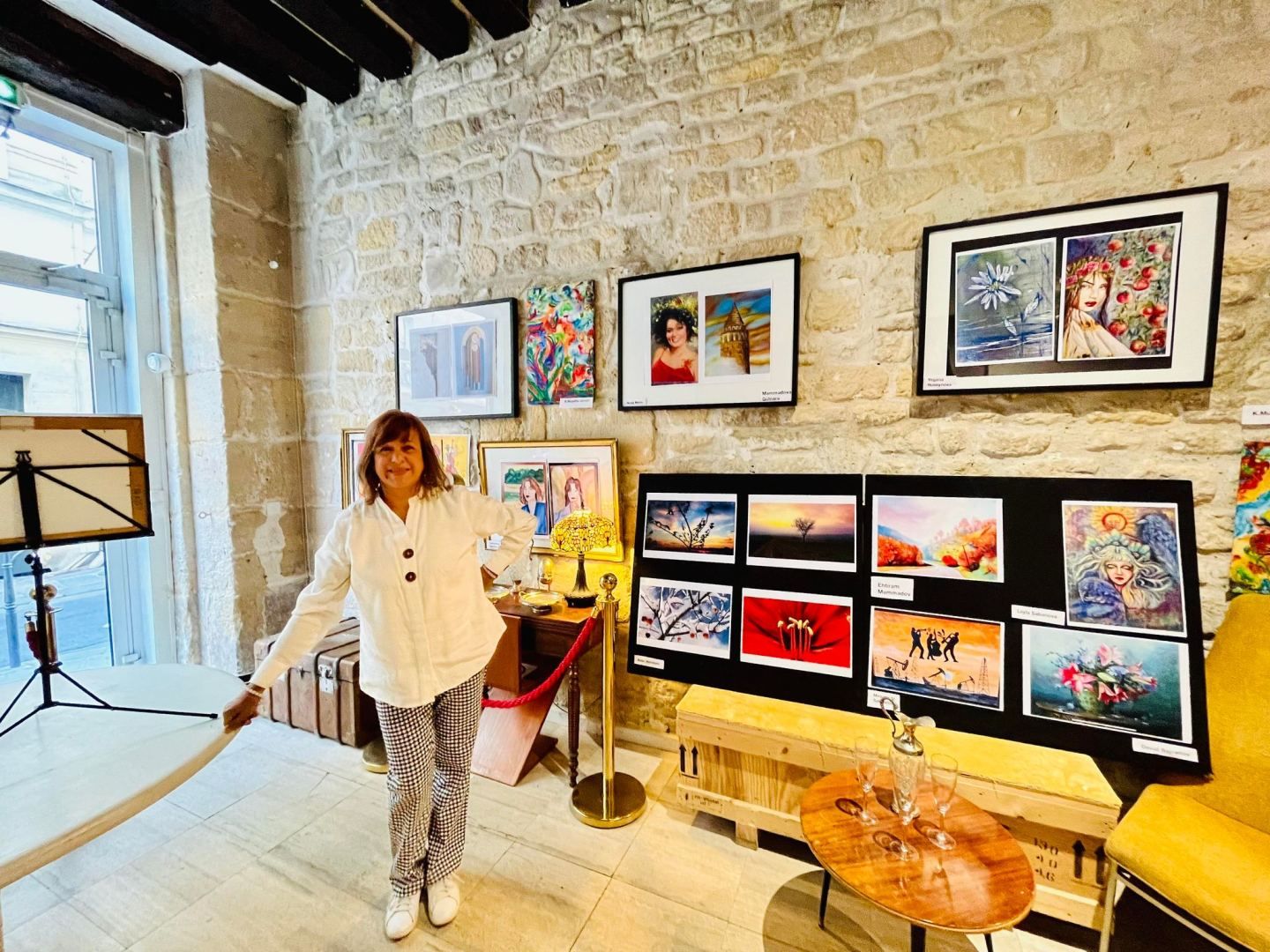 Helle Gemälde mit tiefer Bedeutung – aserbaidschanische Künstler präsentierte ihre Werke in Paris