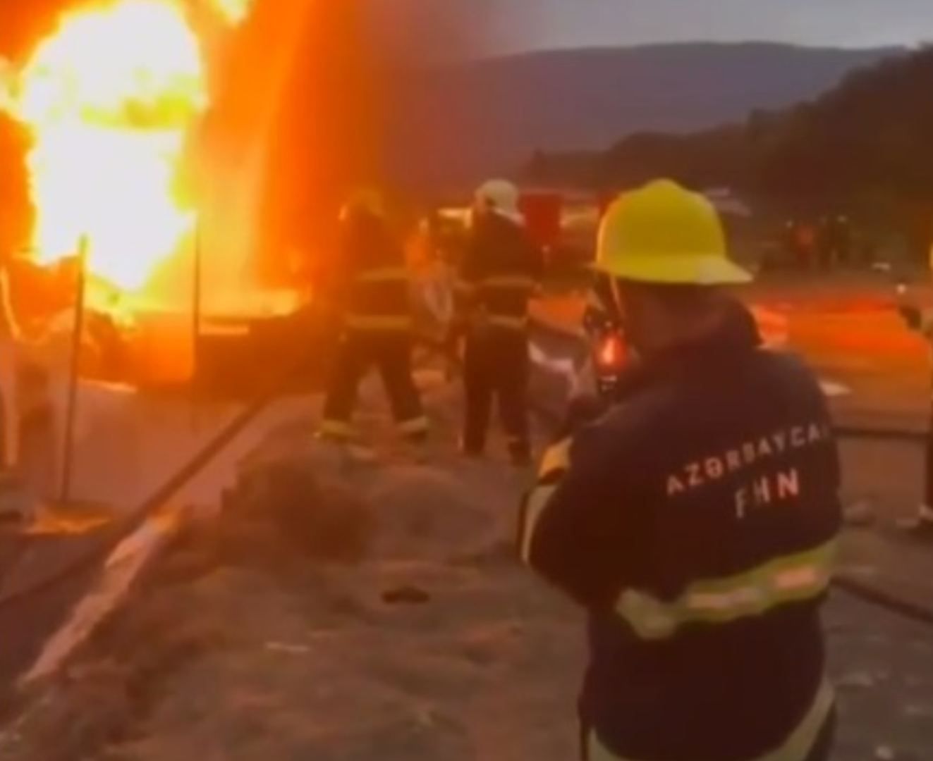 Aserbaidschanische Feuerwehrleute haben in Khankendi einen Brand gelöscht