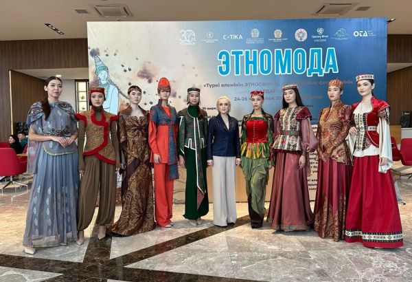 Sammlungen von Gülnara Khalilova wurden zum 30-jährigen Jubiläum von TURKSOY in Usbekistan und Kasachstan präsentiert