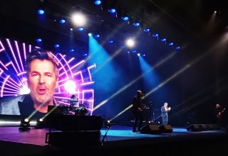 Atemberaubendes Jubiläum von Thomas Anders in Baku – Modern Talking-Hits, ein Blumenmeer und Applaus