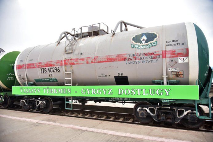 Ein Zug mit LNG-Tanks fuhr von Turkmenistan nach Bischkek