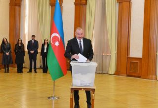 Wahlen in Aserbaidschan. Präsident Ilham Aliyev, First Lady Mehriban Aliyeva und Mitglieder ihrer Familie stimmten in Khankendi ab (VIDEO)