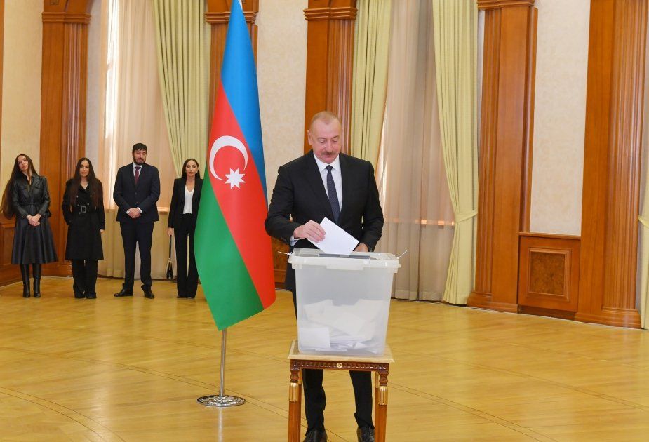 Wahlen in Aserbaidschan. Präsident Ilham Aliyev, First Lady Mehriban Aliyeva und Mitglieder ihrer Familie stimmten in Khankendi ab (VIDEO)
