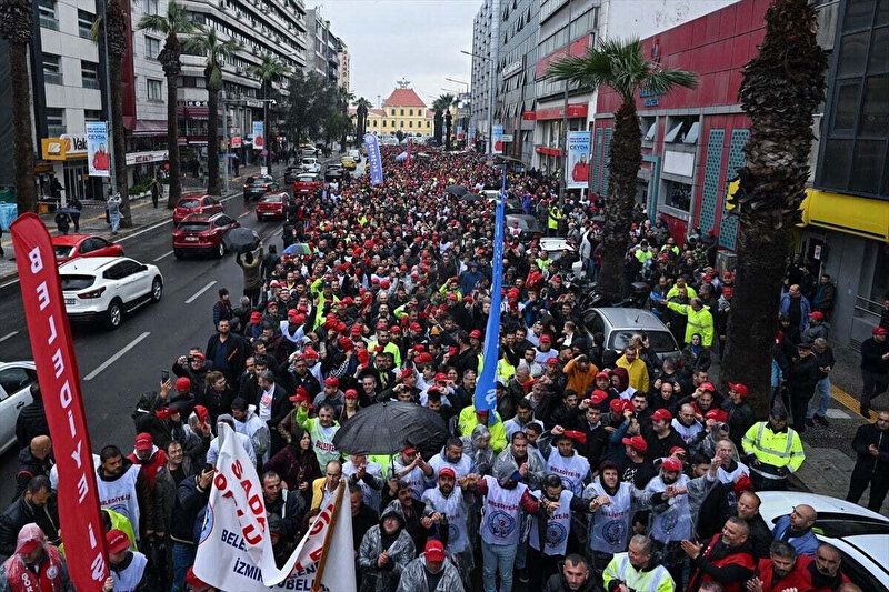 Protest in Izmir: Arbeiter gingen auf die Straße, Autofahrer schalteten die Zündung aus