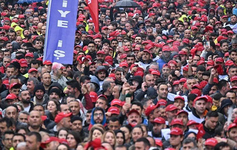 Protest in Izmir: Arbeiter gingen auf die Straße, Autofahrer schalteten die Zündung aus - Gallery Image