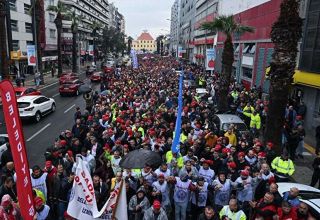 Protest in Izmir: Arbeiter gingen auf die Straße, Autofahrer schalteten die Zündung aus