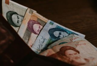 Der iranische Rial erreicht historische Tiefststände gegenüber Dollar und Euro