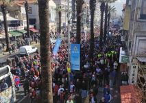 Protest in Izmir: Arbeiter gingen auf die Straße, Autofahrer schalteten die Zündung aus - Gallery Thumbnail