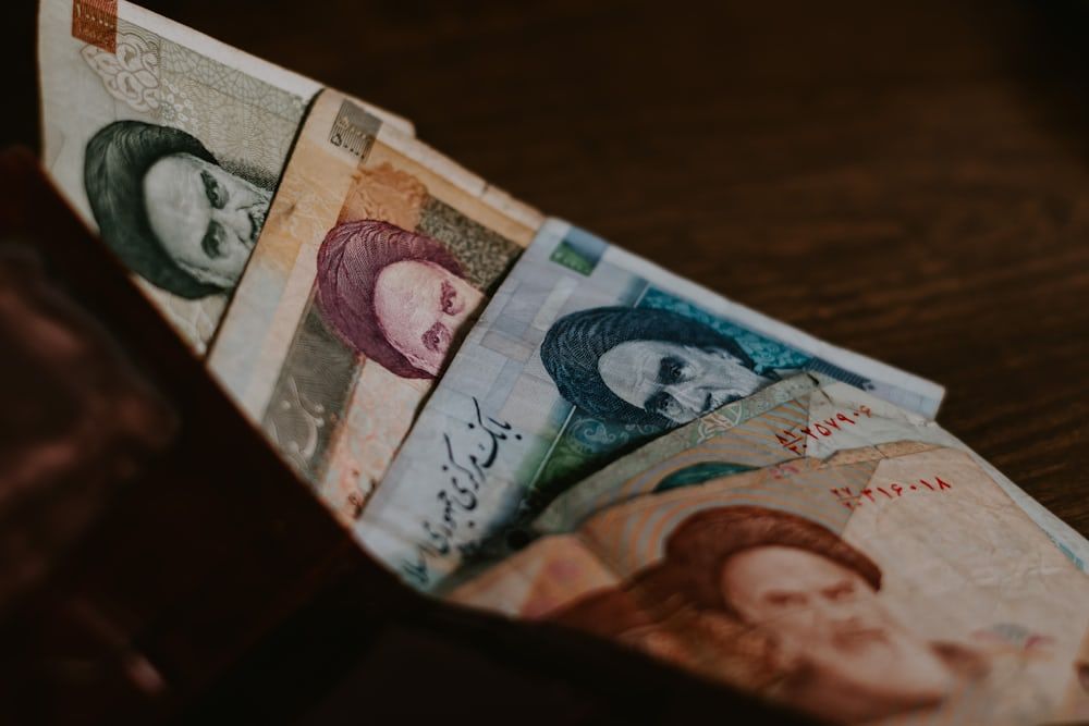 Der iranische Rial erreicht historische Tiefststände gegenüber Dollar und Euro