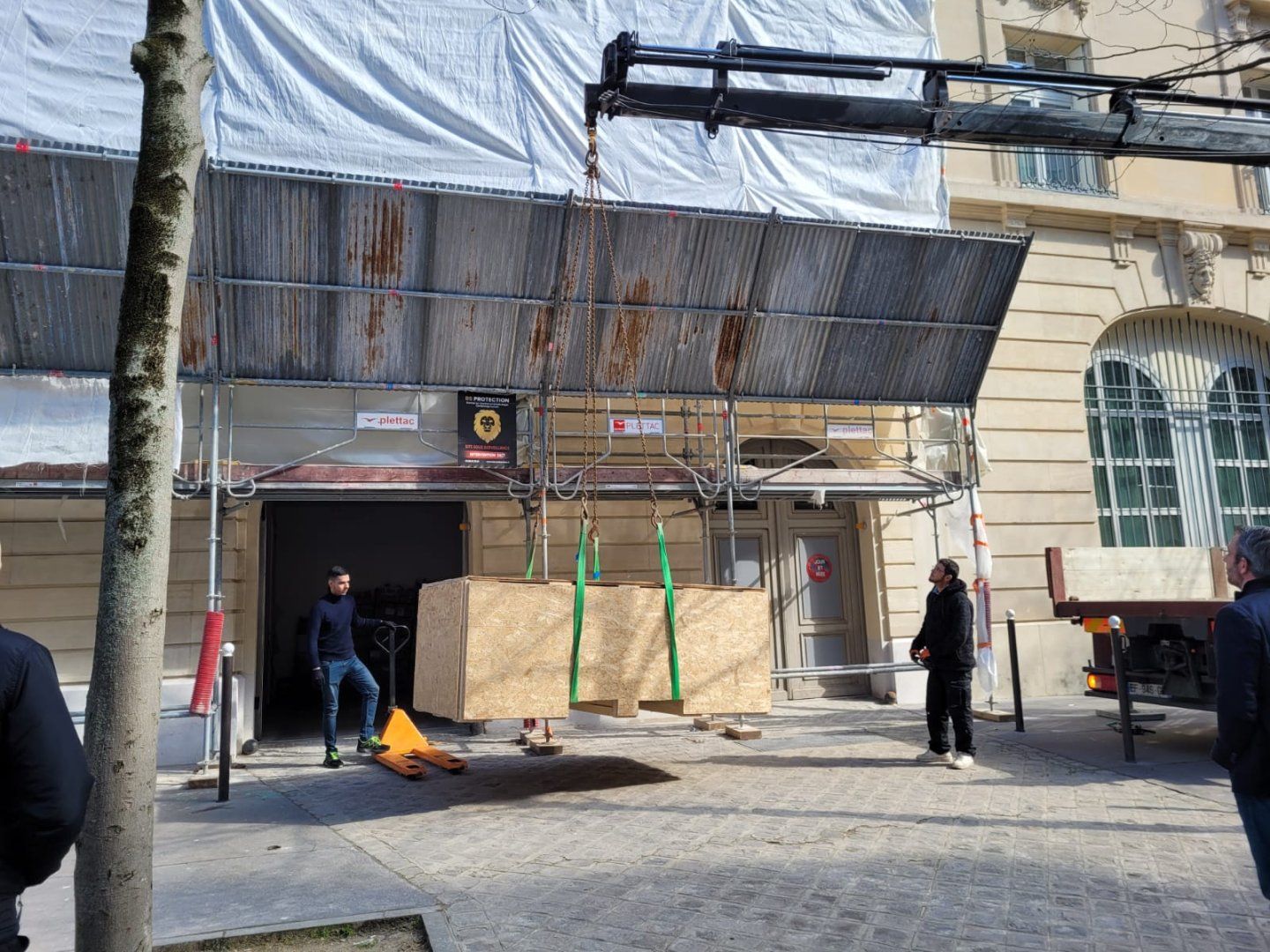 Das Denkmal der Dichterin Aserbaidschans wurde nach Paris transportiert
